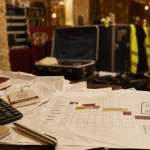 Chef de projet événementiel gère budget et imprévus avec rétroplanning et documents
